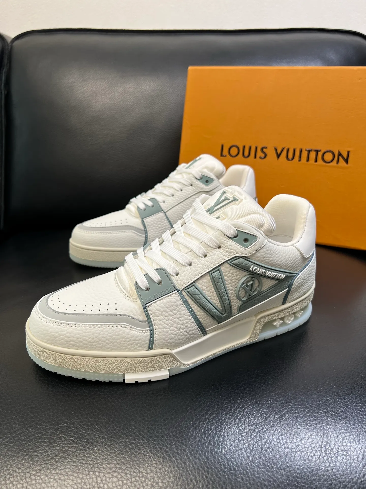 Men's shoes 💰900 Lv top purchasing agent Louis Vuitton, sports sneakers counter synchronization, uppers imported from Italy, high-quality splicing colorful complex crafts, imported mesh pads are soft and comfortable, soles: original soles specially provided by the original factory, T men's shoes 💰U exclusive movable molded soles super comfortable, original factory and single goods, high quality, welcome to compare, code number 39-44 (customized 38 45)